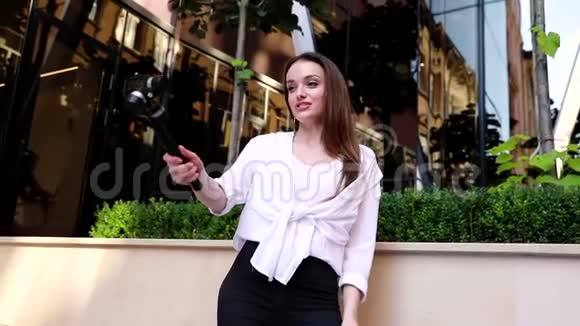 视频博客靠近现代商业大厦的女人视频的预览图