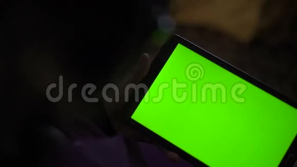 一个空白平板电脑在景观方向与绿色屏幕在手中慢慢地视频的预览图