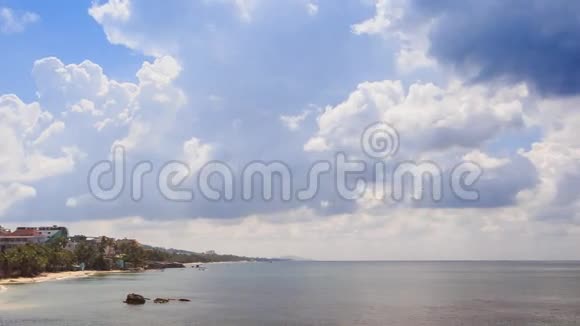 蔚蓝海湾棕榈树海岸金沙滩蓝天视频的预览图