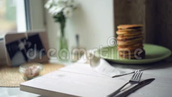 女人在厨房桌上放了一盘煎鸡蛋和一片烤面包片视频的预览图