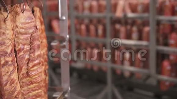 在一家肉类加工工业工厂的一个仓库里熏制的烤牛肉排骨视频的预览图