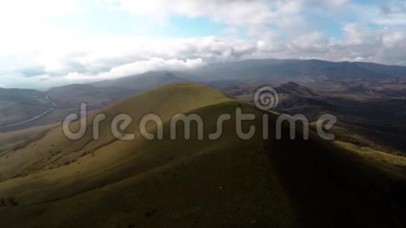水平方向的山丘和云层的空中拍摄视频的预览图