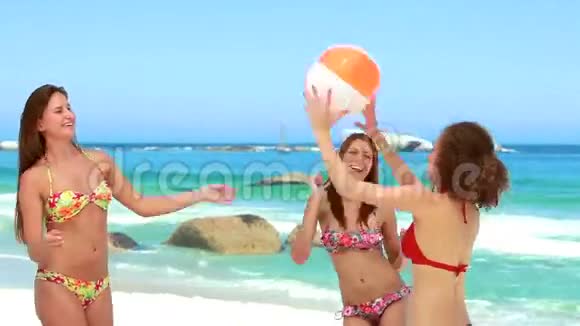 三个女孩经过充气沙滩球视频的预览图