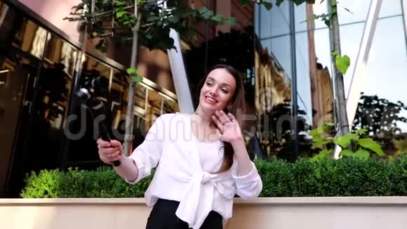 视频博客靠近现代商业大厦的女人视频的预览图