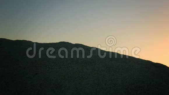 日落时的沙漠巨石视频的预览图