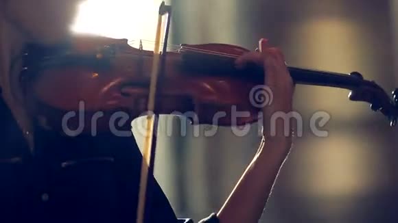 她拉小提琴视频的预览图