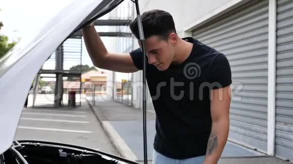 英俊的年轻人试图修理汽车发动机视频的预览图
