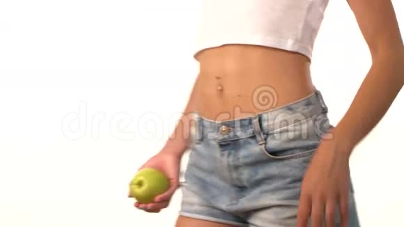 苗条的女人手里拿着苹果旋转着视频的预览图
