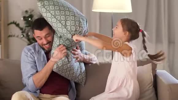 父亲和女儿在家打枕头仗视频的预览图