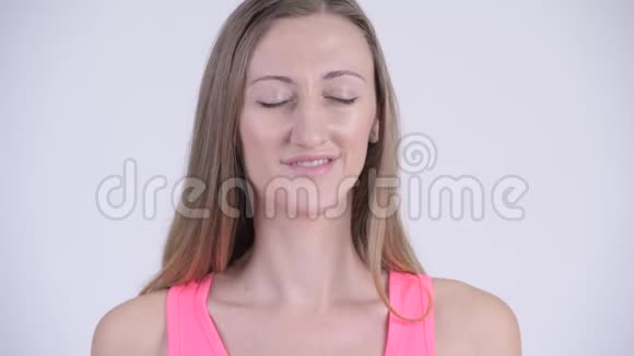 幸福的金发女人闭着眼睛放松视频的预览图