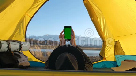 贴在帐篷上的太阳能电池板坐在手机旁边的那个人从太阳20秒4k视频的预览图