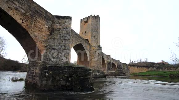 古中世纪的桥梁在一个雨天在弗里亚斯布尔戈斯西班牙视频的预览图