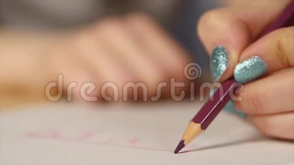 合上彩色铅笔头视频的预览图