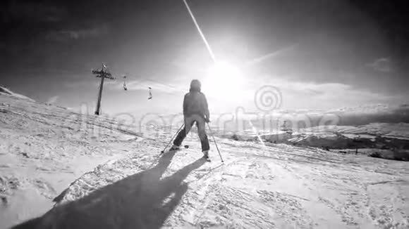 女滑雪者在山顶上休息欣赏风景视频的预览图