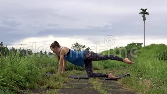 健康活跃的生活方式理念晨练体操巴厘青年妇女培训视频的预览图