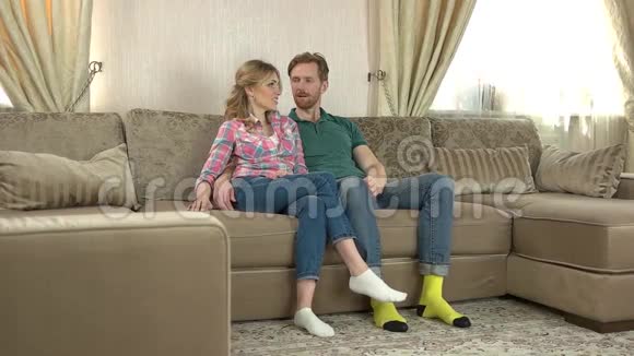 白人夫妇坐在沙发上视频的预览图