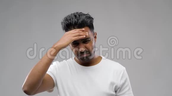 不高兴的印度男人头痛视频的预览图