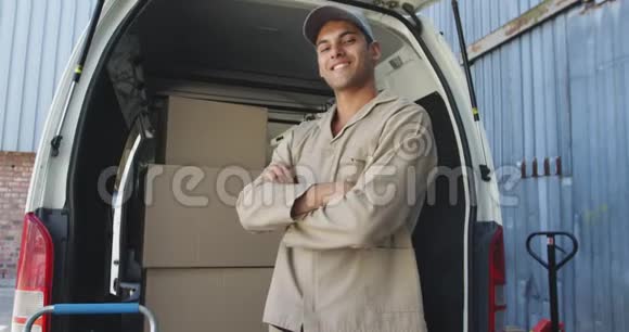 仓库外一名男货车司机的肖像视频的预览图