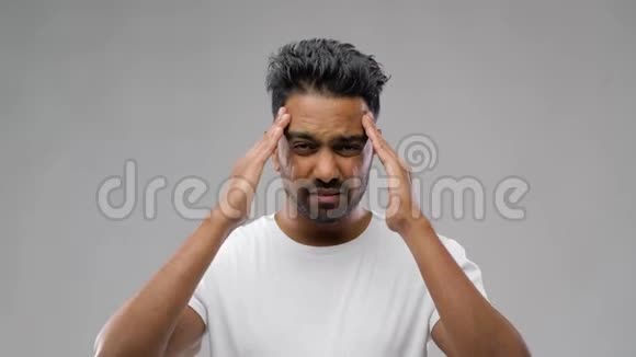 不高兴的印度男人头痛视频的预览图