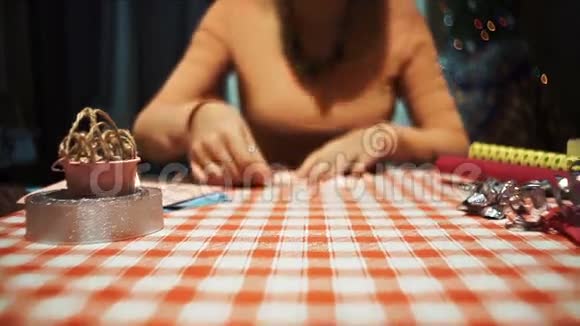 女性为情人节用粉色纸制作折纸心视频的预览图