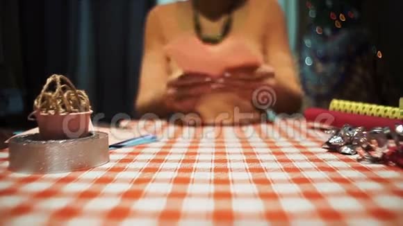 为情人节用粉色纸制作折纸的女性视频的预览图