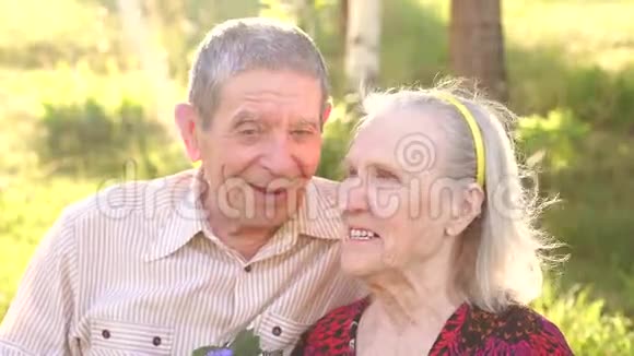 阳光公园里年迈的祖父母的肖像视频的预览图