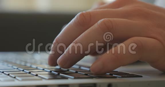 键盘上的双手特写视频的预览图