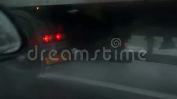 在高速公路上缓慢行驶过一辆卡车视频的预览图