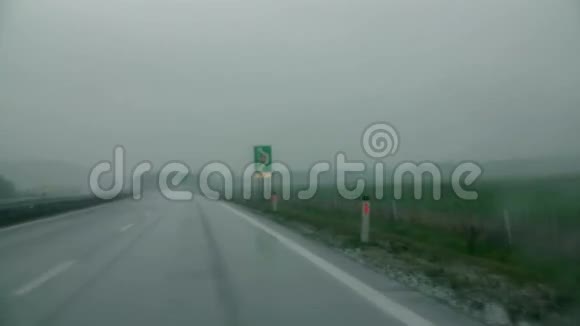 在高速公路上慢镜头视频的预览图