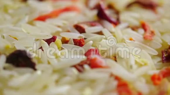一堆未煮熟的米饭和干蔬菜宏观视频视频的预览图