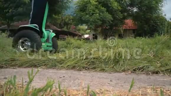 关闭车轮Segway之旅穿过巴厘岛村庄视频的预览图
