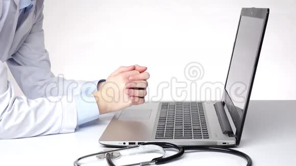 医生在电脑上输入重要信息白色视频的预览图