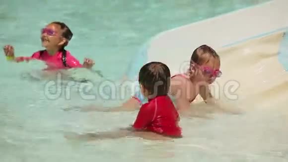 孩子们在游泳池里坐过山车视频的预览图