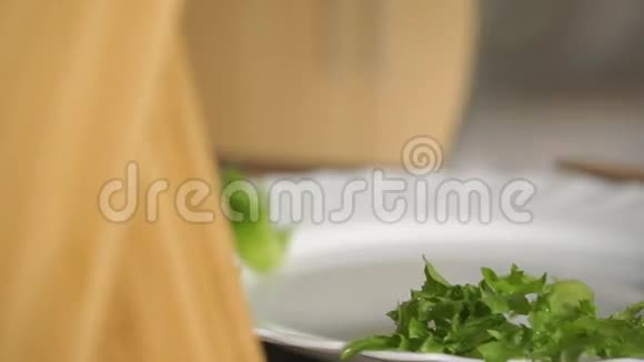 蔬菜和奶酪沙拉几个视频在一个视频的预览图