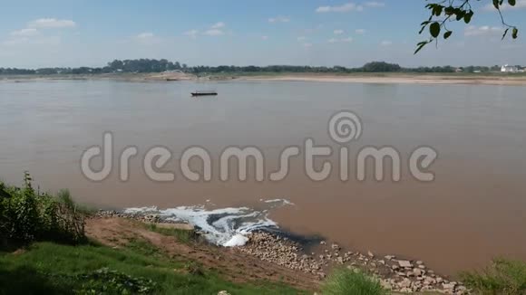 未经处理的污水排入泰国湄公河和东南亚视频的预览图