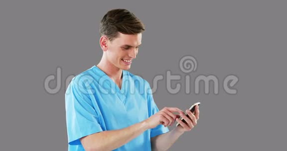 微笑外科医生用手机视频的预览图