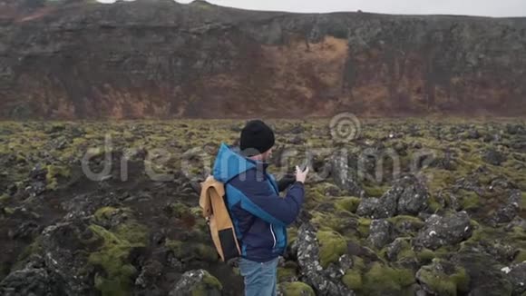 游客在智能手机上拍摄大自然的照片视频的预览图
