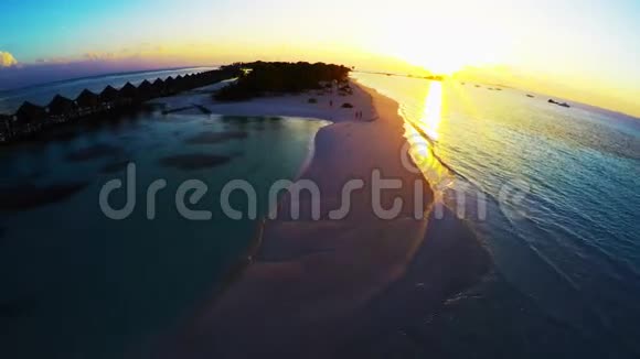 日落时马尔代夫令人惊叹的海滩视频的预览图
