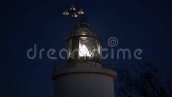 海上灯塔在夜间闪烁视频的预览图