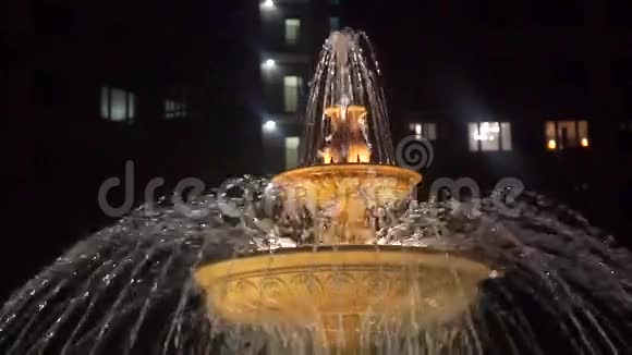 夜间一个美丽喷泉的慢镜头视频的预览图