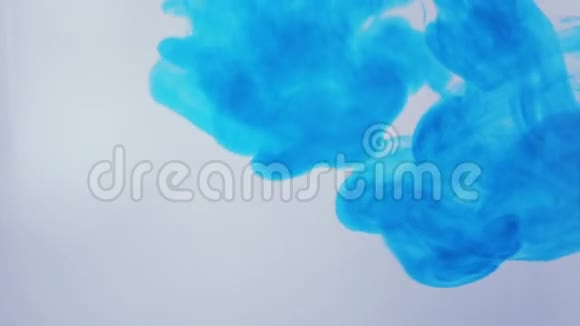 蓝墨水缓慢地滴在水里视频的预览图