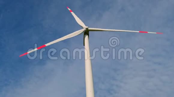 多云蓝天的风力涡轮机视频的预览图