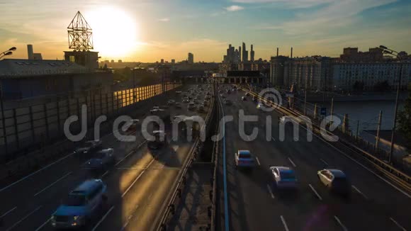 莫斯科市商业区道路交通和摩天大楼4K时断视频的预览图