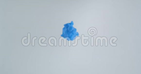 蓝色水彩墨水泼洒在液体中的特写镜头视频的预览图