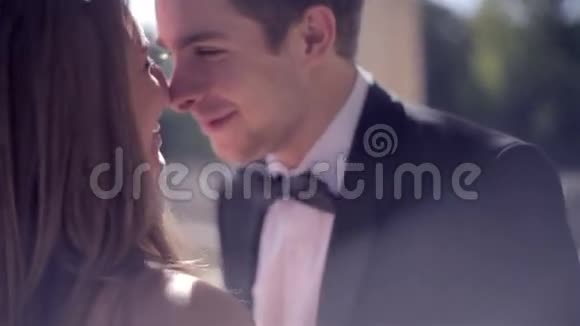 两个快乐的年轻人接吻视频的预览图