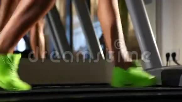 漂亮女人的腿在跑步机上视频的预览图