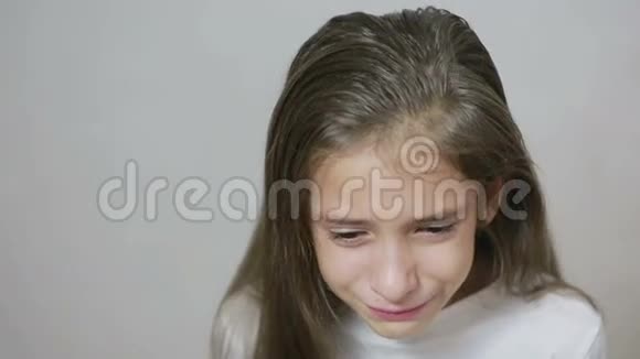 小女孩泪流满面视频的预览图