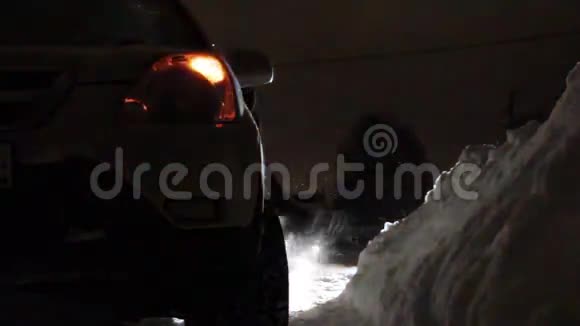 车卡在雪地里麻痹了车辆的运动司机在雪地上清扫道路视频的预览图