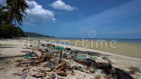 肮脏的浪费未清理的热带海滩视频的预览图