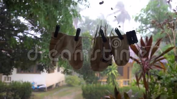 湿脏袜子挂在晾衣绳上晾晒以抵御热带大雨视频的预览图